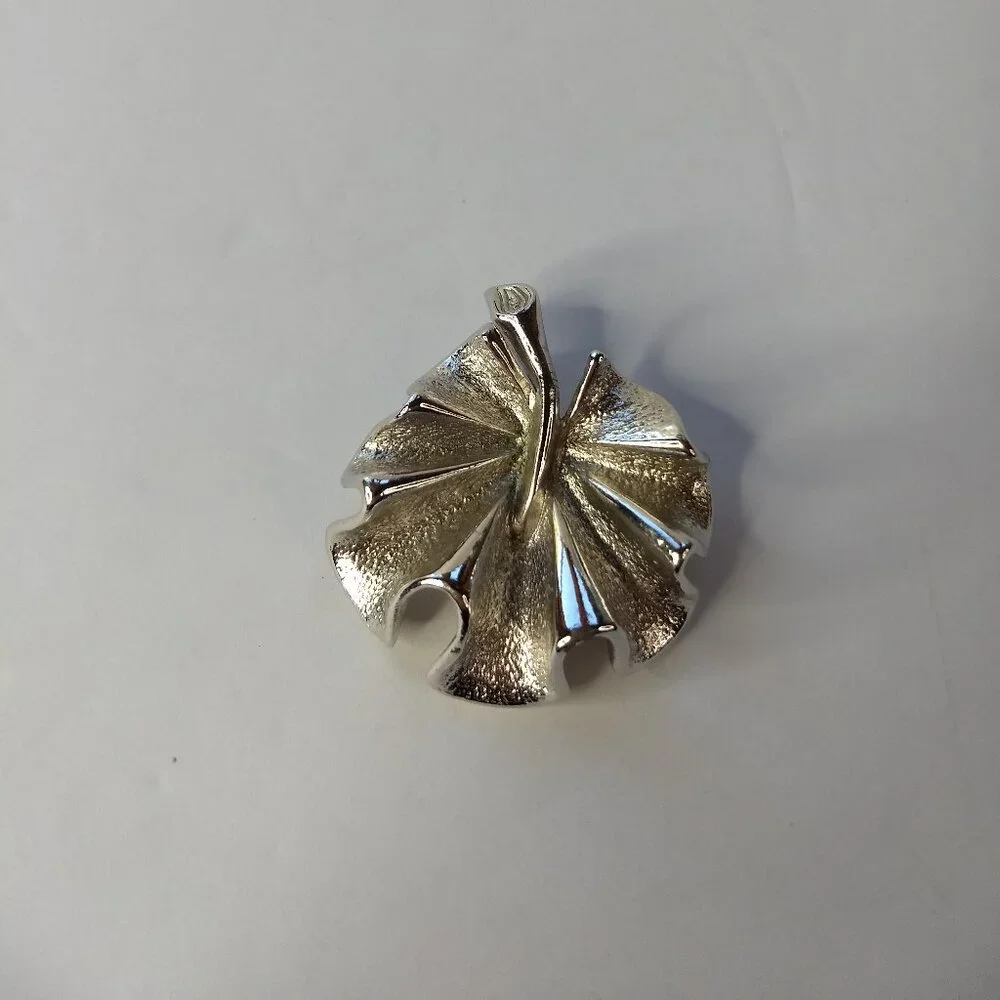 Sarah Coventry Silver Tone Rolling Leaf Pin Brooch Vintage Glam Nature